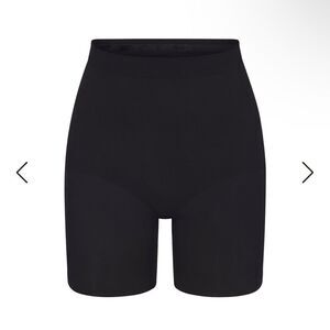 SKIMS NWT mid thigh shorts size XXS in the color onyx
